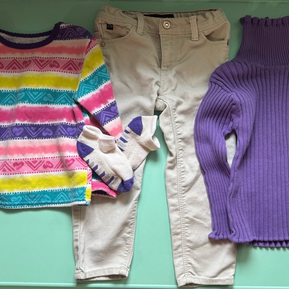 Size‎ 3Toddler Lot Of 4 - 1 Jeans, 1 Sweater, 1 Sweatshirt, 1 Socks